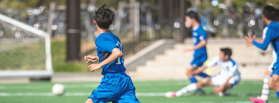 サッカーをしている少年達の画像